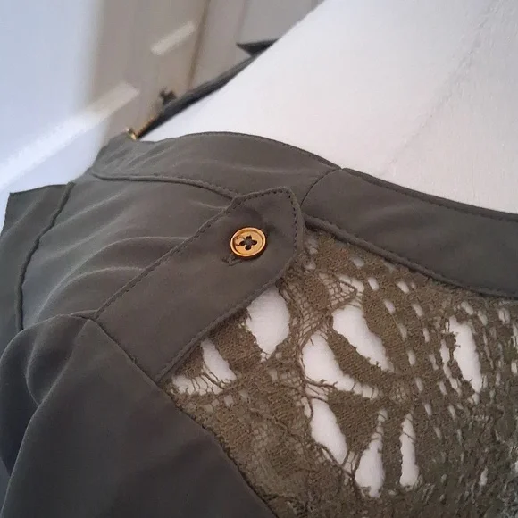 Candie's Green Relaxed Buttoned Blouse - Picture 4 of 4